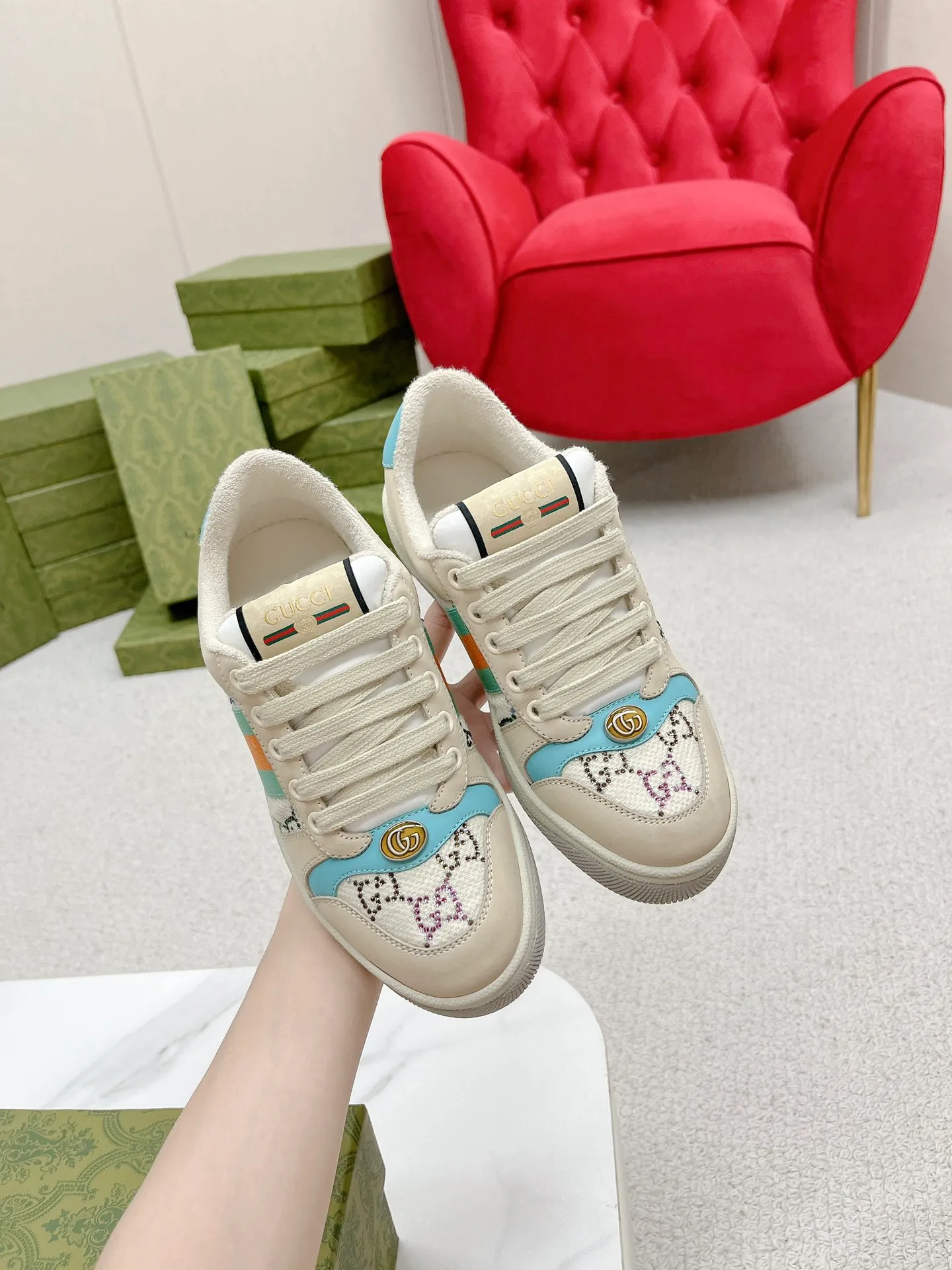 👟👟Ex-factory price 480👟👟 Gucci————Purchase version GG series distressed dirty shoes-hot style is coming! 9 times out of 10 sales, you will definitely get the money. Ready stock! Spot goods! Spot goods! New colors added - the ultimate version on the market! Purchase the original version and develop it... fabric, material, outsole, and details can be compared at will! Open-mold Swarovski one-to-one replica rhinestone chain...Metal cherry pendant...Metal double G crystal cylindrical mark...Gucci original customized narrow webbing...Super flash series - flash diamond chain. The cherry decoration is detachable and can be changed into two to match with each other to show your personality. Exclusive color-brushed cowhide fabric. Hand-made distressed is very textured and has a sense of luxury! The details of the workmanship can be seen in the drawings, and no line is missed. The original terry cloth is delicate, soft and more comfortable and breathable. The privately stamped two-color original TPU outsole (lower layer is wider, upper layer is narrower). Matching packaging⭐️ Size: Female 35-40 (Female 41 customized)